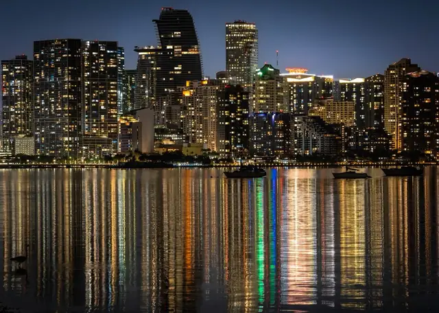 Brickell de noche desde el agua