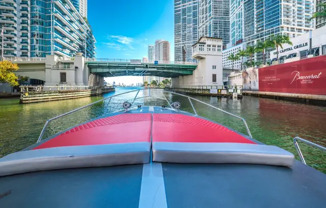 Un barco pasa bajo el puente del río Miami