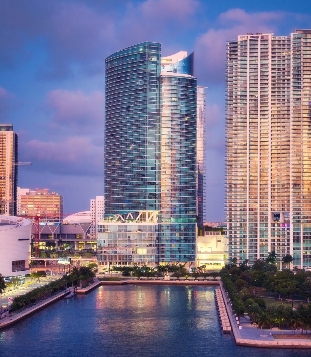 Brickell al anochecer desde el río, con las torres encendidas sobre la bahía