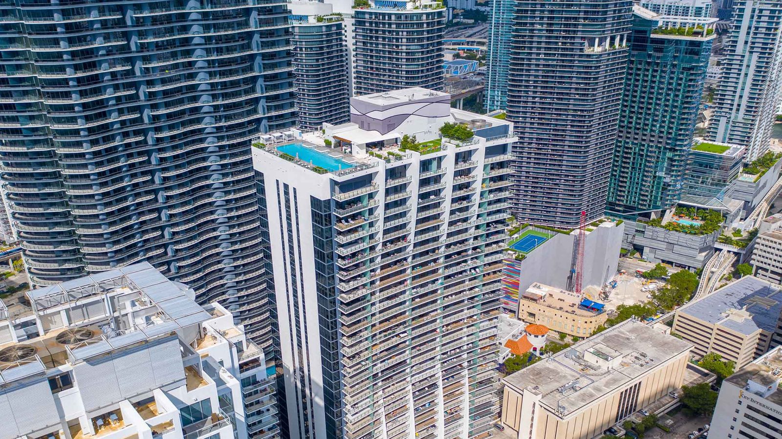 1010 Brickell: the building from outside, in Miami.