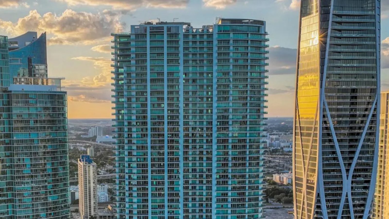 900 Biscayne Bay: the building from outside, in Miami.
