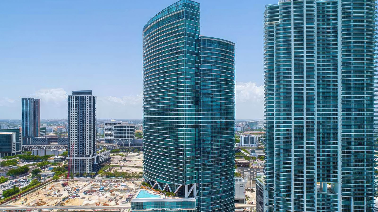 MarinaBlue: the building from outside, in Miami.