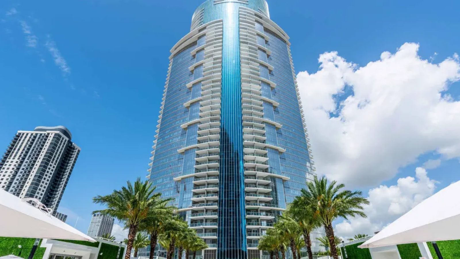 Paramount Miami Worldcenter: the building from outside, in Miami.