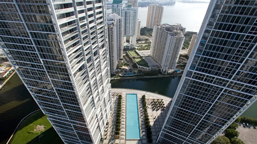 Las torres de Icon Brickell junto al río