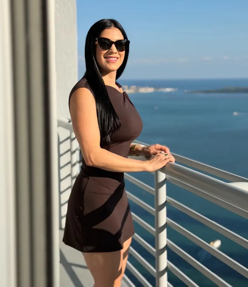 Carolina Suarez en un balcón de Brickell